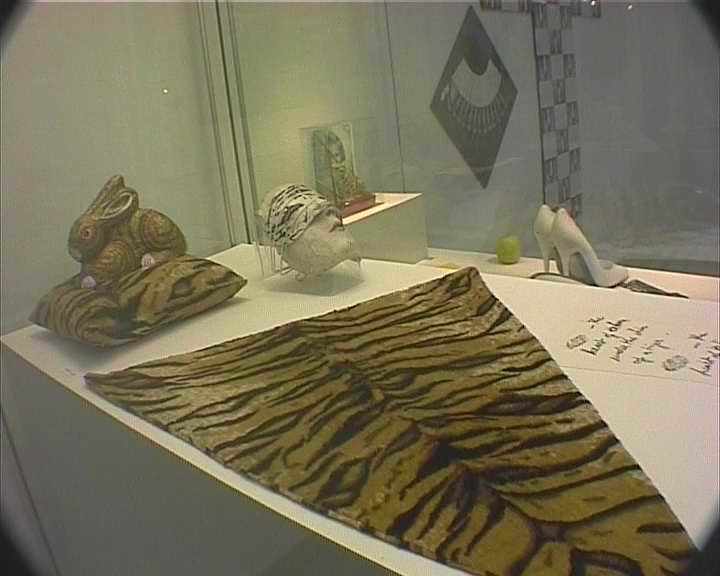 Tigermuseum - Ausstellung im Kreismuseum in Peine - eigenmythologische Exponate (Vitrine), Fcherskulptur (Wand)