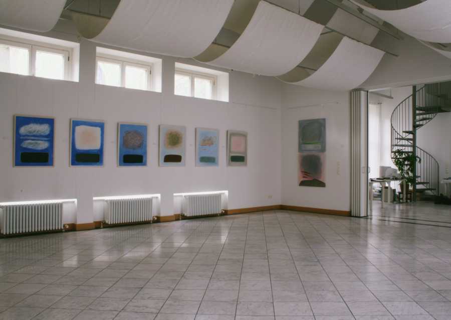 Abbildung: Raumsituation 2, Ausstellung Himmel und Erde von Brigitta C. Quast, Remise, Berlin 2008